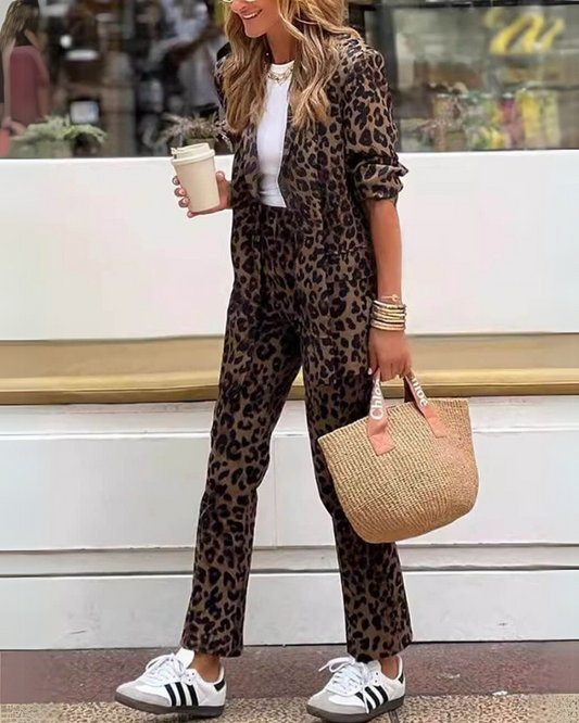 Clara - Conjunto de vestido y pantalón con estampado de leopardo