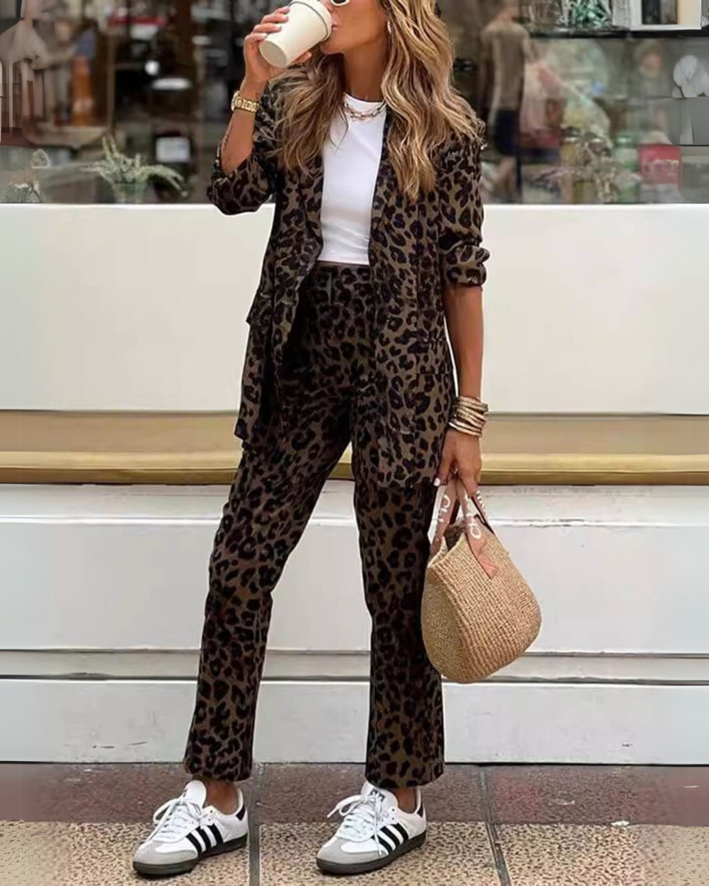 Clara - Conjunto de vestido y pantalón con estampado de leopardo